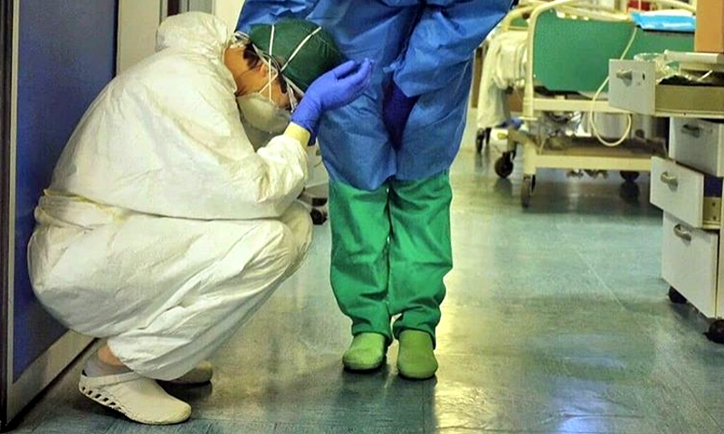 Si toglie la vita un’altra infermiera della terapia intensiva. La Fnopi: “Era risultata positiva al coronavirus”