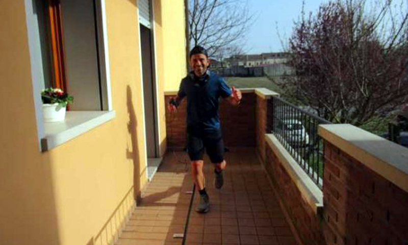 L’ironman prigioniero in casa corre 100 chilometri sul balcone