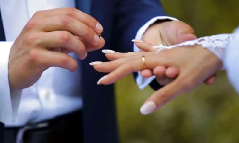 Mentre sta per pronunciare il fatidico “sì” interviene la Polizia: matrimonio interrotto e sposo espulso