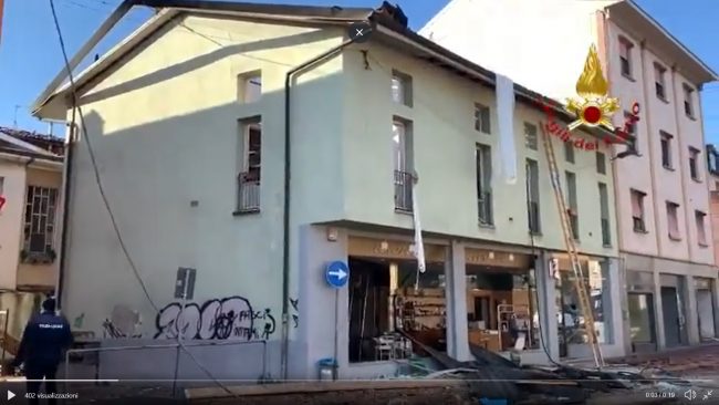 Fuga di gas, esplode palazzina a Bergamo: un morto e due feriti