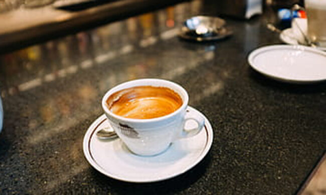 Barista denunciato per un caffè al bancone: ha violato l’ordinanza Coronavirus