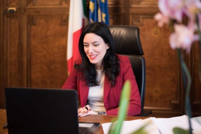 “Coronavirus si trasforma in ceppi più gravi”, ma l’audio del ministro Azzolina su Whatsapp è un fake