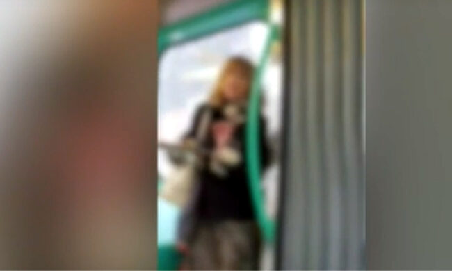 Signora se la prende col bimbo orientale che tossisce in tram, ma lui è autistico VIDEO
