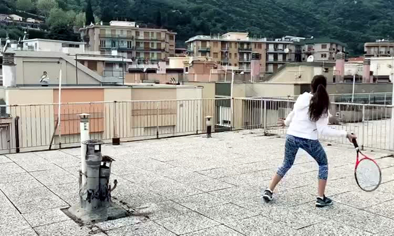 Giocano a tennis da una terrazza all’altra: il video fa il giro del mondo