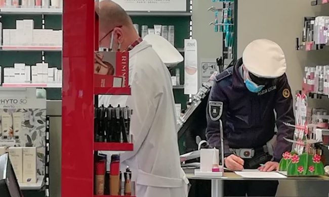 Vigile multa farmacista perché senza guanti per i clienti, uno di loro: “Gliela pago io”