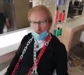 Parrucchieri padovani si incatenano in negozio: la protesta contro il Governo VIDEO