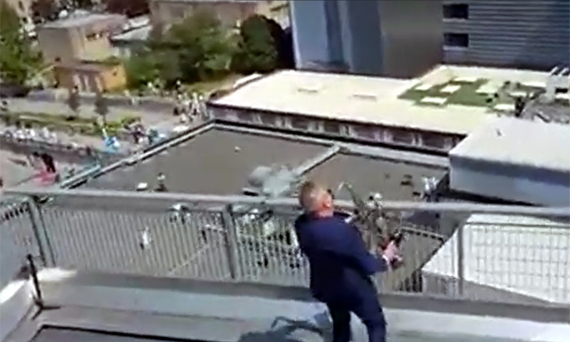 Il sassofonista suona sul tetto dell’ospedale di Padova per dire grazie VIDEO