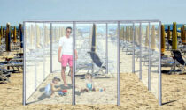 Che estate ci aspetta? L'idea: divisori in plexiglass in spiaggia per salvare le vacanze FOTO