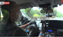 Coronavirus: una barriera in plexiglass sui taxi tra autista e passeggero VIDEO