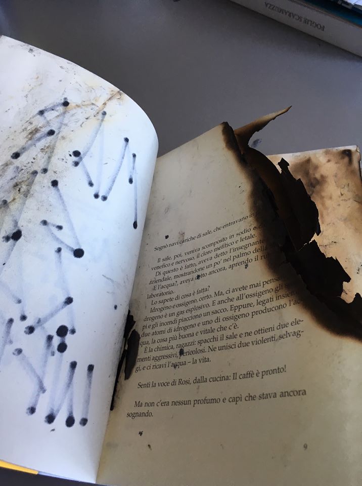Simboli nazisti e pagine bruciate in un libro di Gianfranco Bettin trovato al Municipio di Marghera: ecco cosa è successo