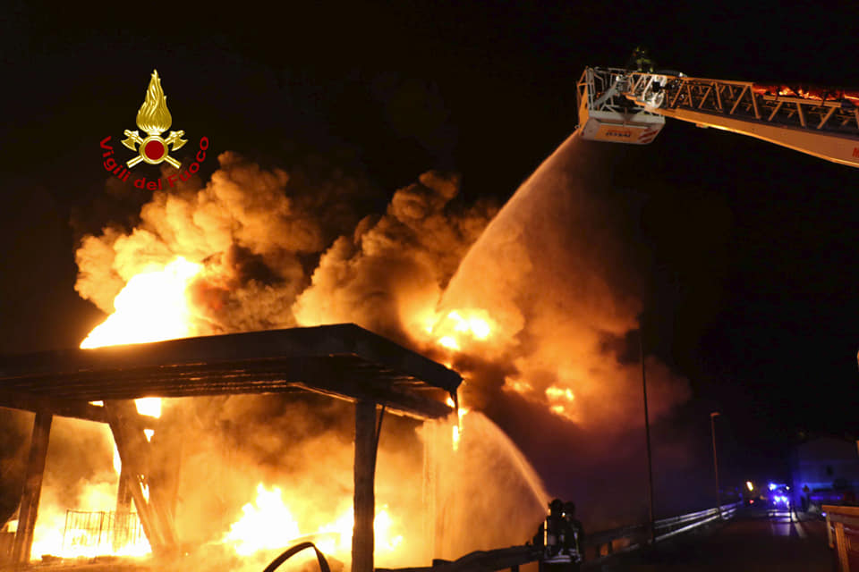 Fiamme divorano il capannone industriale ditta Geo&Tex 2000 GALLERY