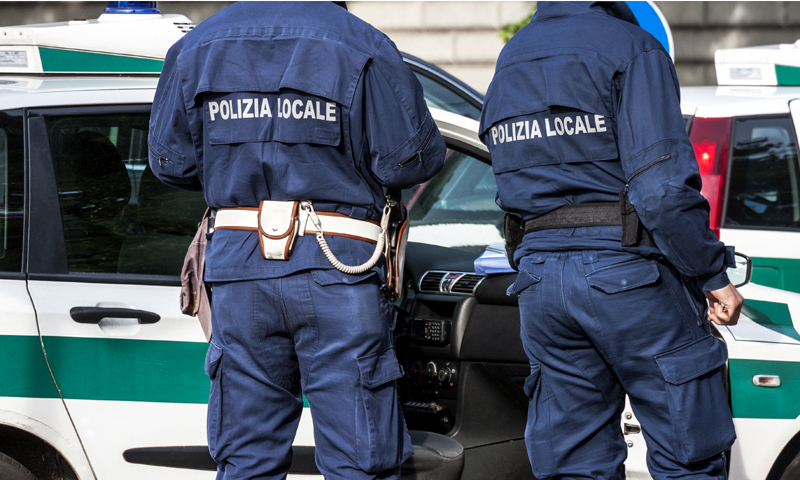 Fa un incidente con i vigili e scappa a piedi, ma lascia la sorella in auto