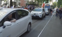 Tassisti in protesta sotto il Pirellone e gli ambulanti fanno il tifo per loro VIDEO