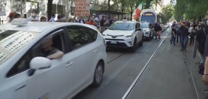 Tassisti in protesta sotto il Pirellone e gli ambulanti fanno il tifo per loro VIDEO