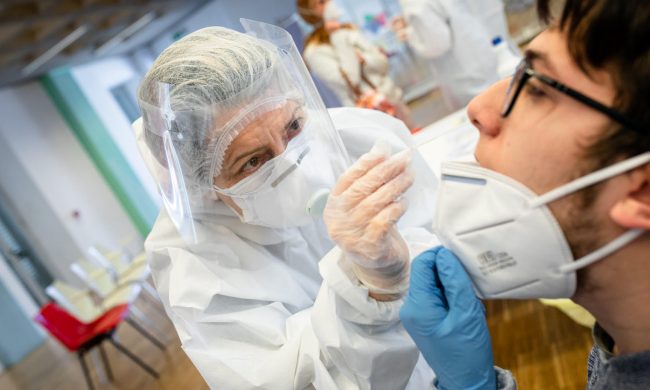Da lunedì 11 maggio i tamponi potranno essere prescritti anche dai medici di base