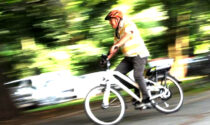 Va in bici in farmacia nel paese a fianco: 87enne multato per 533 euro