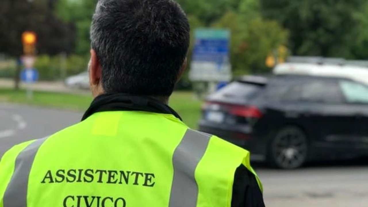 Assistenti civici per rispettare il distanziamento sociale, il sindacato di Polizia: “Una buffonata”