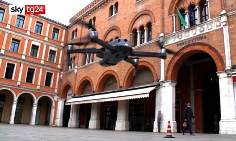 Droni per le strade: misurano la febbre volando sopra di voi VIDEO