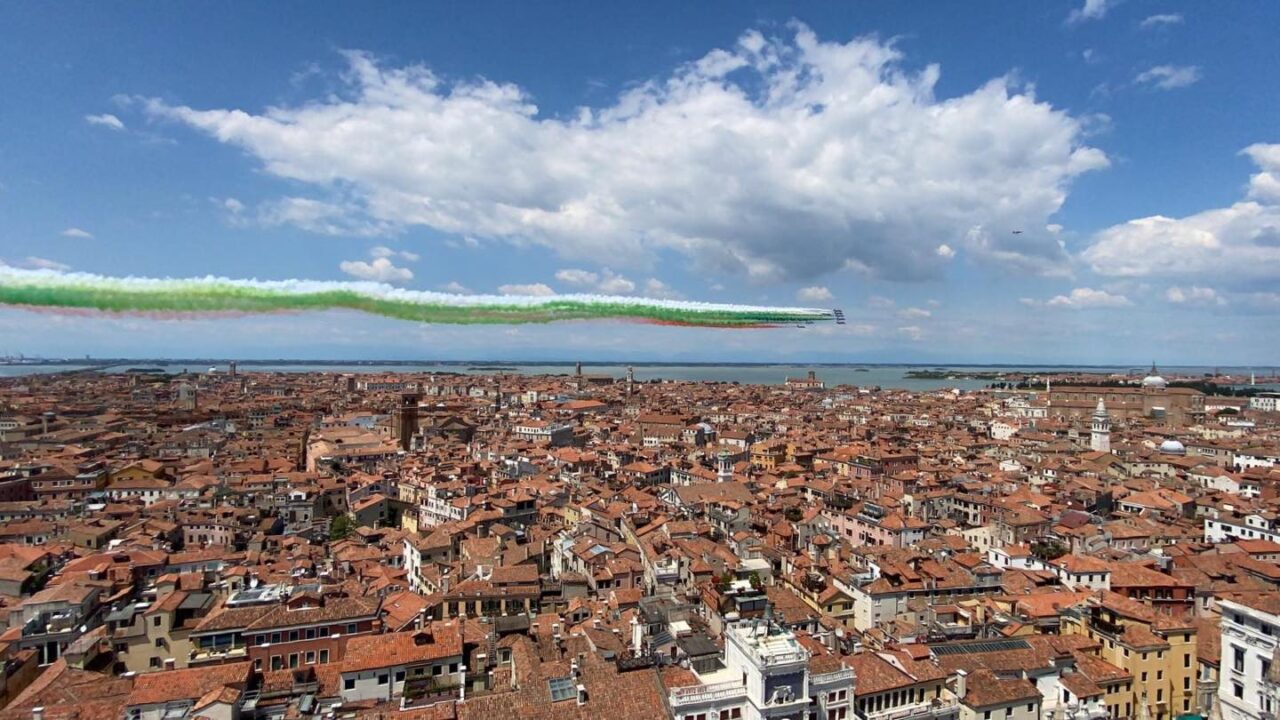 Le Frecce Tricolori sorvolano Venezia: un abbraccio virtuale in omaggio alle vittime del Covid