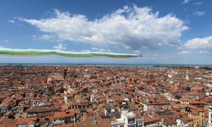 Le Frecce Tricolori sorvolano Venezia: un abbraccio virtuale in omaggio alle vittime del Covid