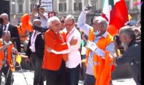 A Milano e in tutta Italia la protesta dei Gilet arancioni senza distanziamento e mascherine VIDEO