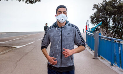 Rischio alcalosi e svenimenti durante la corsa con la mascherina: fate attenzione!