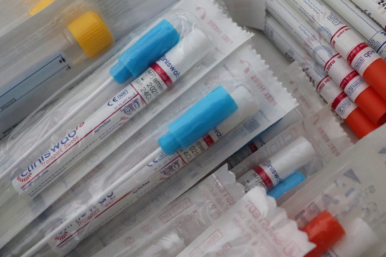 Lombardia: tamponi prescritti dai medici di base. Come funziona e come sta andando