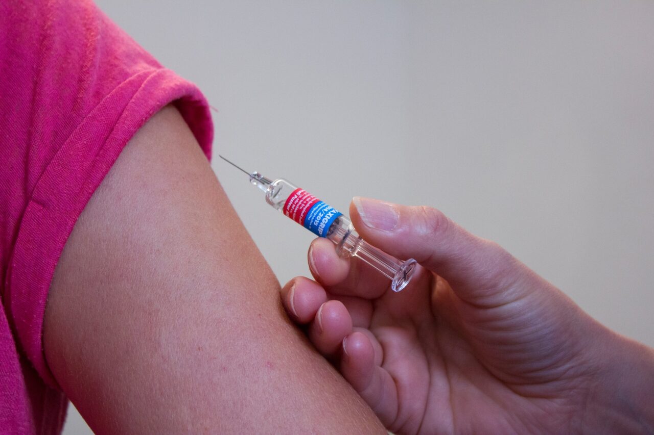 Il vaccino antinfluenzale potrebbe proteggerci da Covid-19. Lo studio sul Lancet