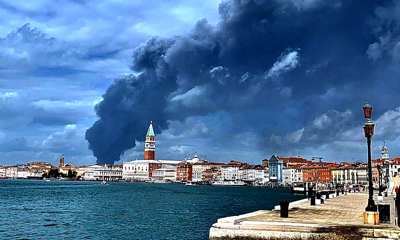 Esplosione in un’azienda chimica a Venezia: due ustionati, “Chiudete le finestre”
