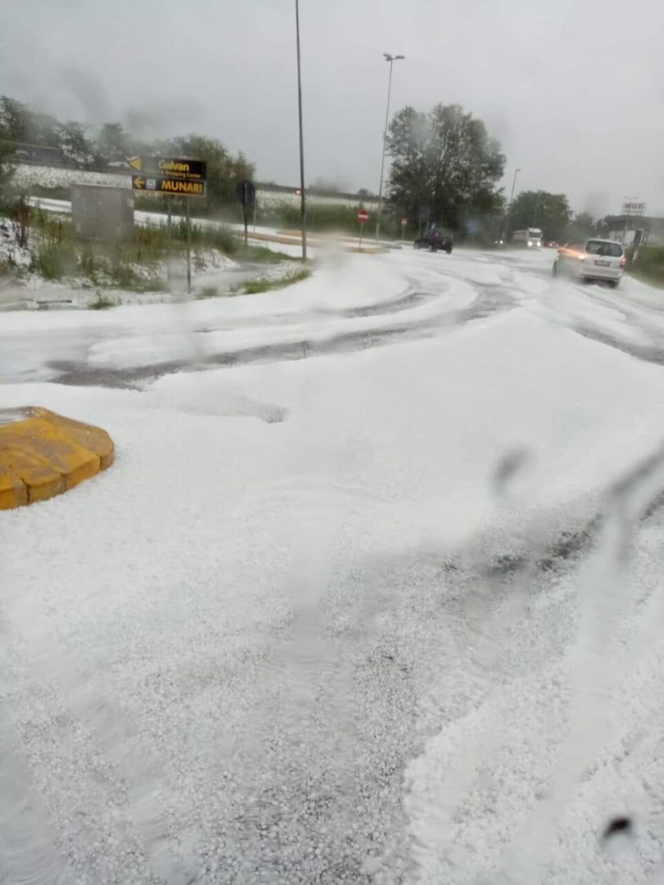 Neve a giugno? No è solo una violenta grandinata. Le immagini del veronese e di Venezia