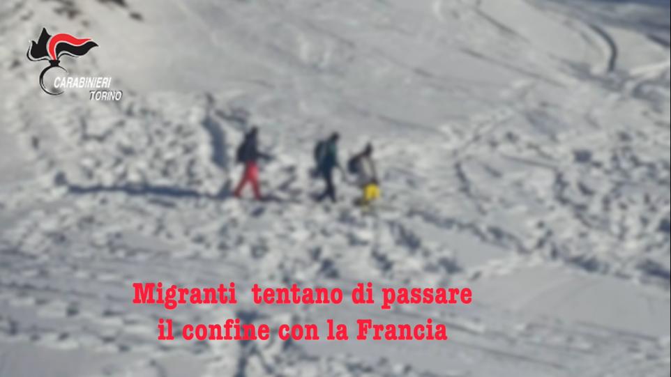 Occuparono una chiesa per aiutare migranti irregolari: nei guai 17 antagonisti VIDEO