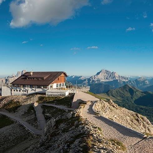 Cortina: riapre la prima funivia sulle Alpi e i rifugi tornano ad accogliere gli escursionisti