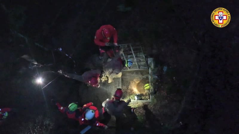 Bloccati in una grotta: il video del salvataggio dell’ultimo speleologo
