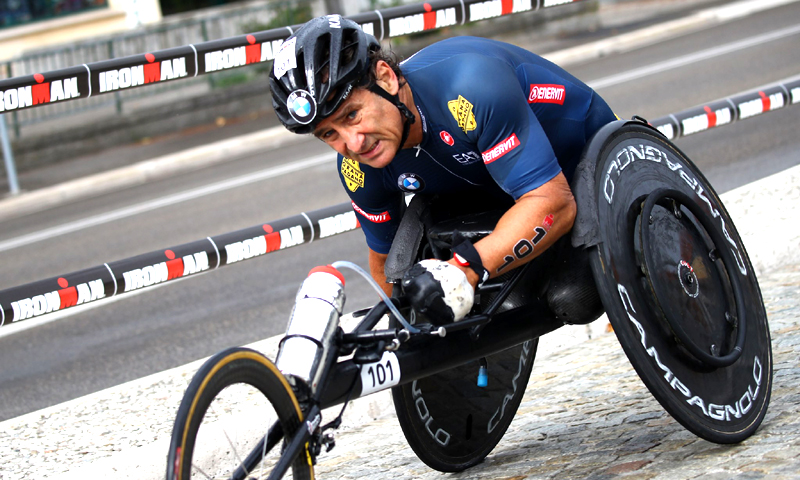 Alex Zanardi è tornato a casa un anno e mezzo dopo l’incidente
