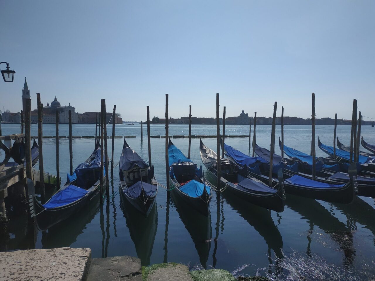 Un giro in gondola gratis: il regalo dei gondolieri a medici e infermieri dell’emergenza Covid