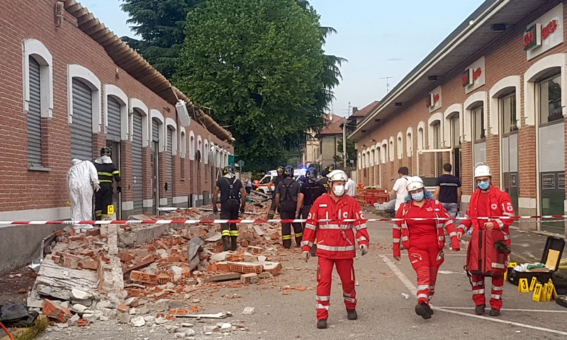 Crolla cornicione davanti al market, muoiono una mamma e due figli