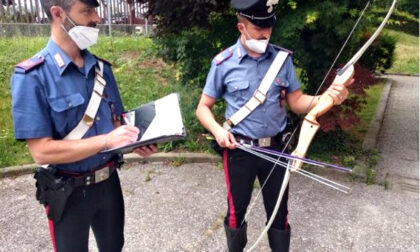 Semina il panico in piazza a torso nudo con arco e frecce