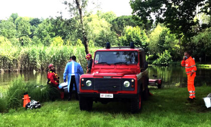 Tre ragazzini vanno a pesca al lago e trovano un cadavere