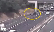 Il filmato della tragedia sulla A1, arrestato il papà alla guida dell'auto
