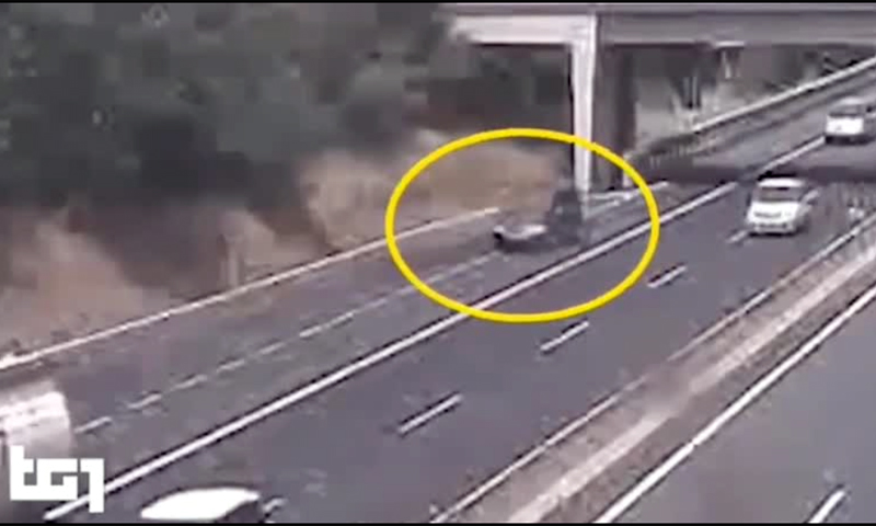 Il filmato della tragedia sulla A1, arrestato il papà alla guida dell’auto