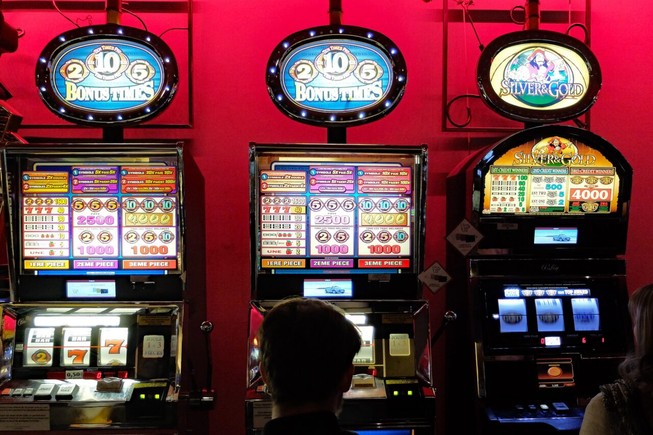 Cirio vuole “addolcire” la legge che limita il gioco d’azzardo “per salvare posti di lavoro”