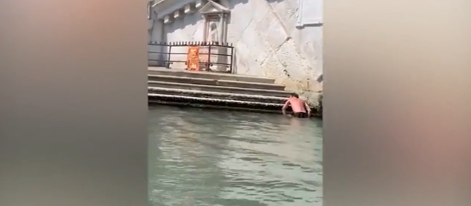 Se questo è turismo: tra tuffi nei canali e pic-nic improvvisati… i veneziani dicono no