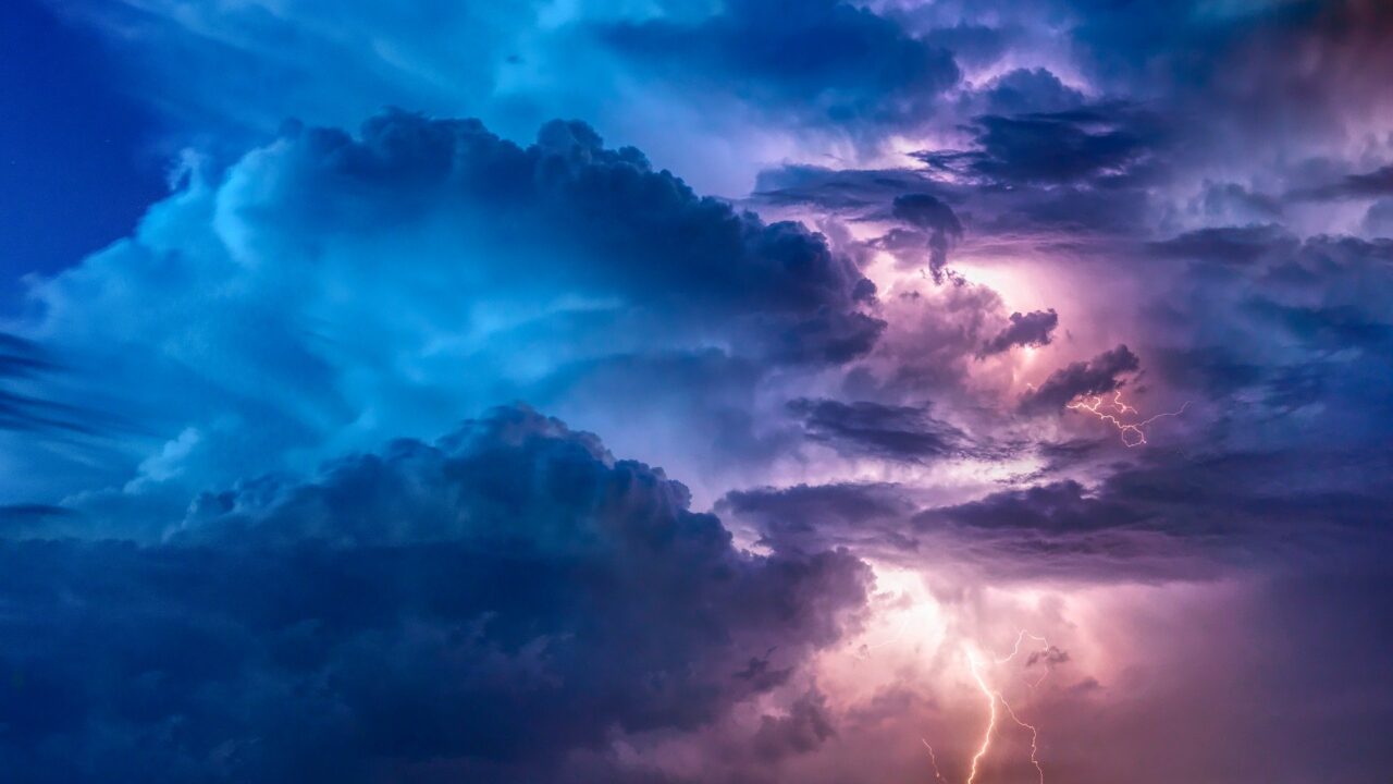 Allerta meteo in sette regioni: l’elenco dei Comuni che chiudono le scuole