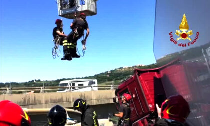 Il video del camionista salvato dal Tir rimasto in bilico sul viadotto