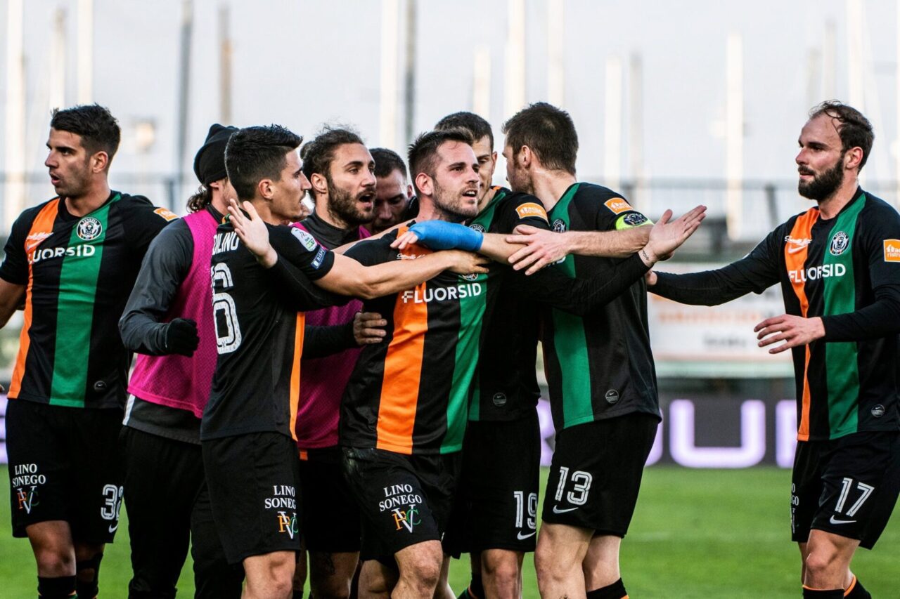 Il calciatore è positivo al Covid: la squadra va in isolamento fiduciario ma non si sa se il campionato si fermerà