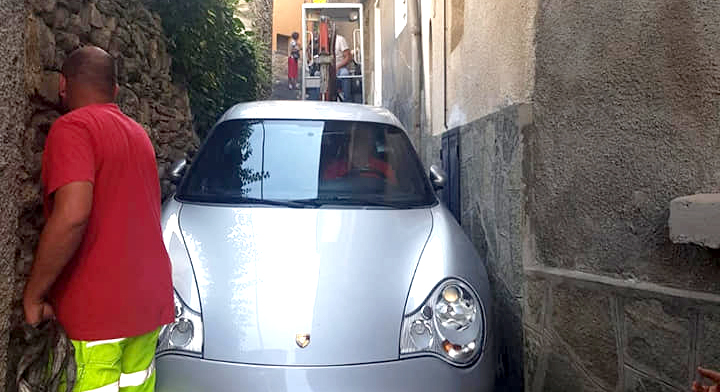 Segue il navigatore e rimane incastrato con la sua Porsche