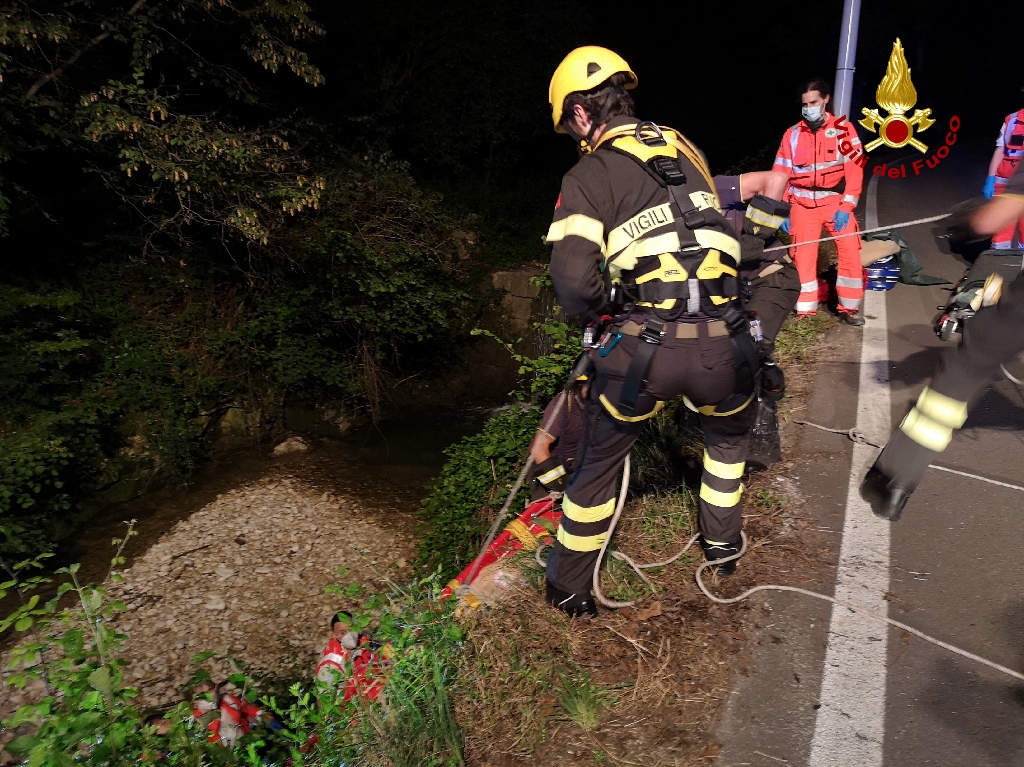 Bambina cade con la bici in un torrente, salvata dopo un volo di 4 metri – FOTO