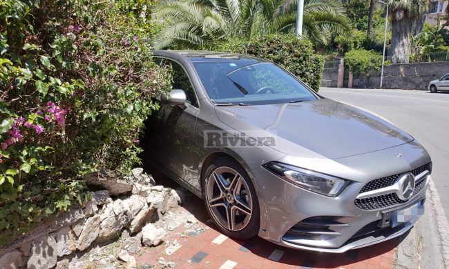 Una 46enne ingrana la retro e finisce nel giardino condominiale con la sua Mercedes