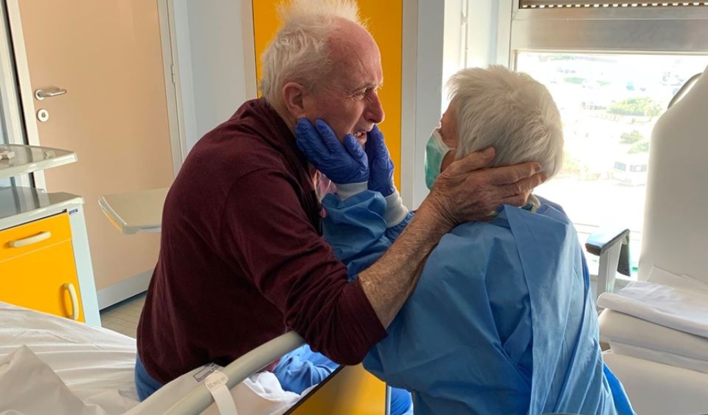 Morta l’anziana dell’abbraccio col marito simbolo della lotta al Covid