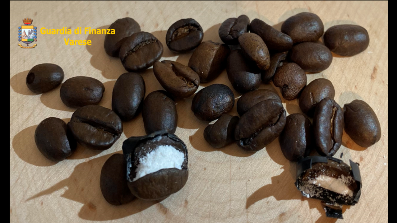 Chef fiorentino si fa arrivare via Malpensa pacco dalla Colombia: chicchi di caffè “farciti” di cocaina